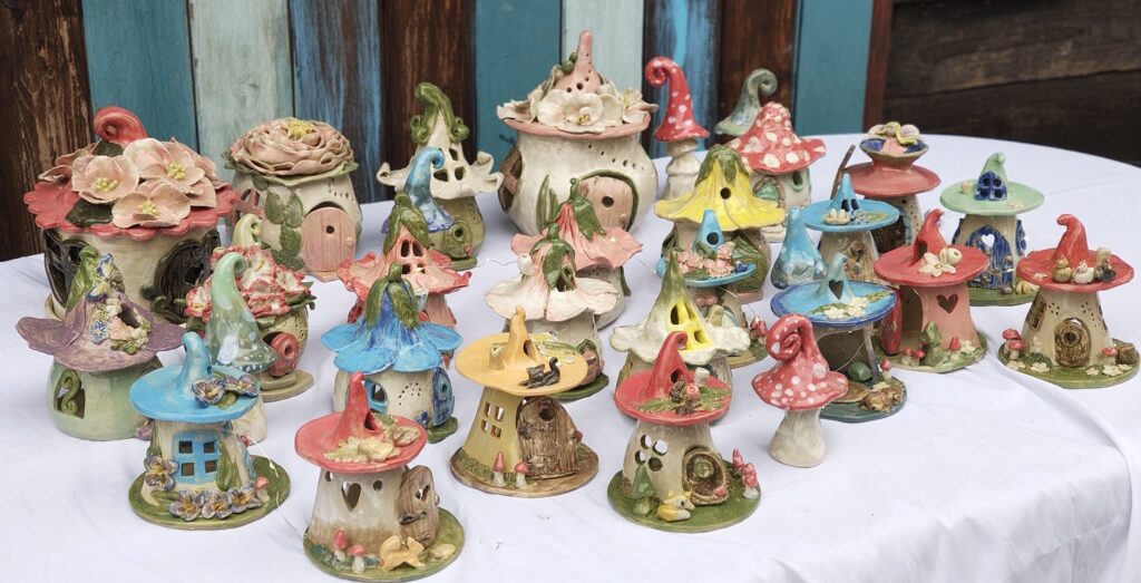 Kezzel-keszult-Tavaszi-Tunderhaz-kollekciofagyallo-keramiabol csoportkép