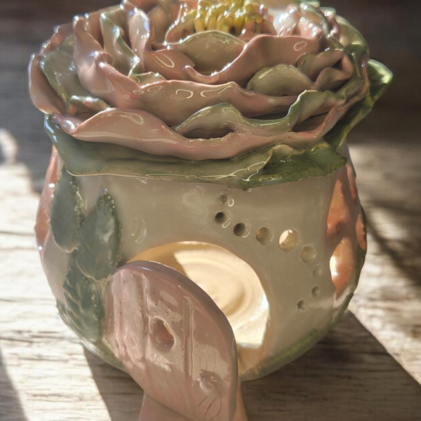 Kézzel készült rózsás kerámia tündérház . rózsaszin fehér és halványzöld szinekkel,fagyálló kivitelben