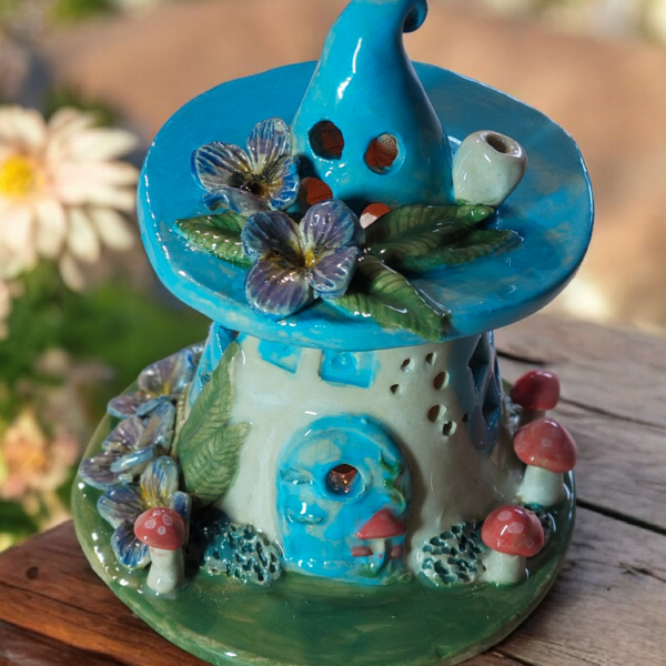 Kézzel készült kerámia tündérház ,kék szinekkel,árvácska mintával,fagyálló kivitelben.
