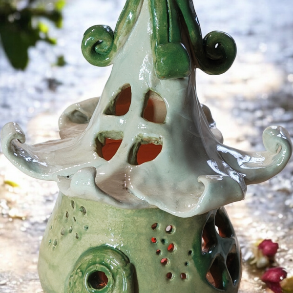 Kézzel készült, fehér liliomos kerámia tündérház. Fagyálló kivitelben, így egész évben díszítheti a kertet vagy a teraszt. Egyedi ajándék kertbarátoknak.