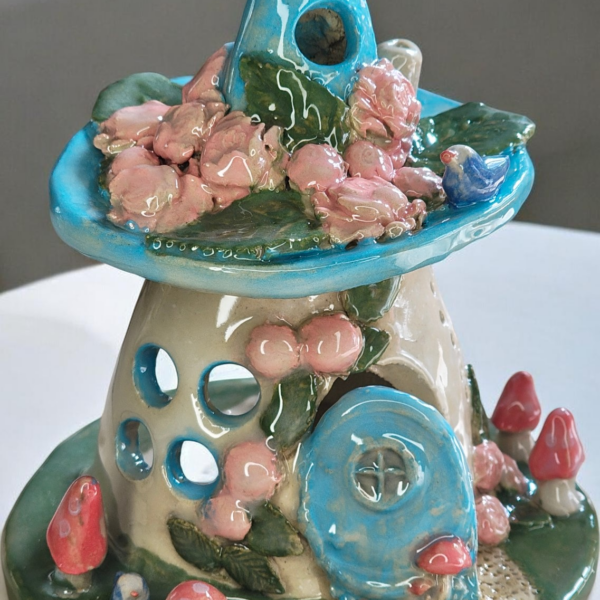 Kék kerámia Tündérház rózszínű rózsákkal