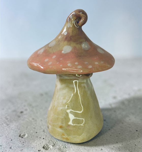 Kézzel készült mesebeli kerámia gomba, fagyálló kivitelben ,rózsaszin színben 12 cm kertti dekoráció egész évben