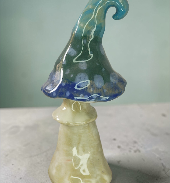 Kezzel-keszult-keramia-gomba-fagyallo-kivitelben-kek-szinben-15-cm