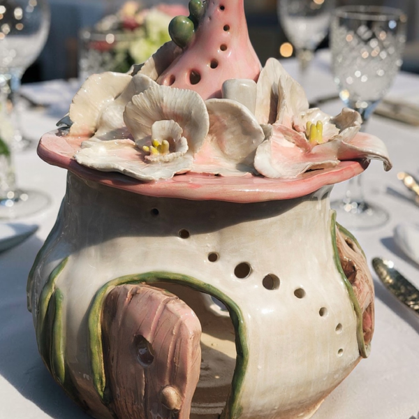 Orchideás kerámia Tündérház -kézzel készült egyedi fantasy kerti dekoráció aprólékos részletekkel