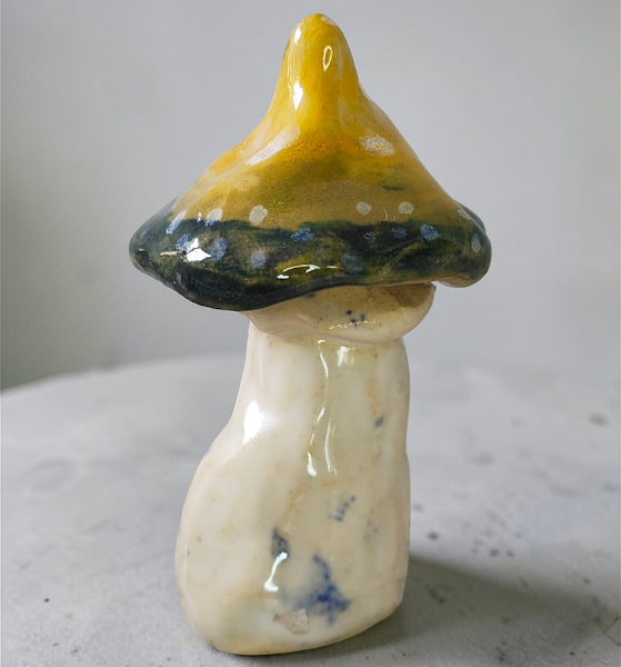 esebeli kerámia gomba,fagyálló kivitelben,kerti dekoráció zöld színben.9 cm