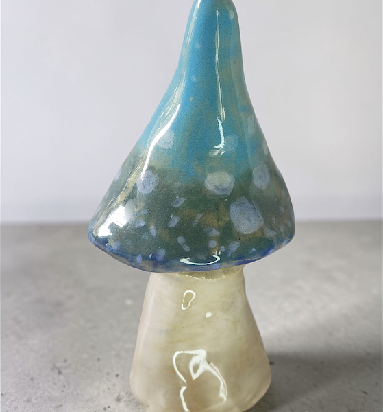 kezzel-keszult-keramia-gomba-vilagoskek-szinben-fagyallo-kivitelben-.12-cm.