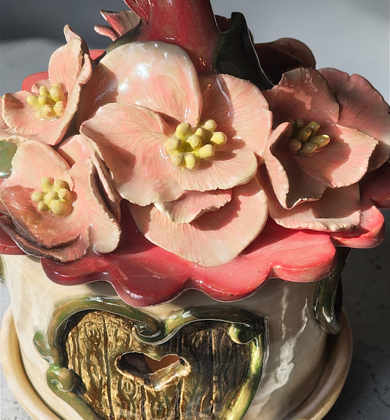 Kézzel készült kerámia mécsesház,nagy méretben, virágokkal díszitve, fagyálló kivtelben,ruszttikus háttérrel