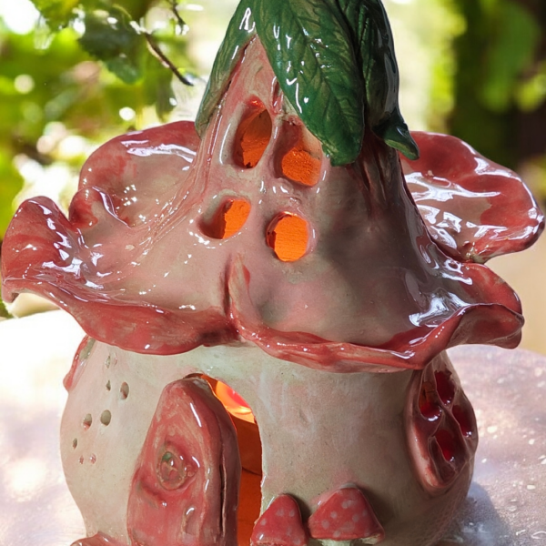 Sötét rózsaszín virágos Kézzel készült kerámia mécsesház ,kerti dekoráció, fagyálló kivitelben