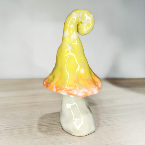 Mesebeli kerámia gomba,fagyálló kivitelben,kerti dekoráció sárga színben.13 cm