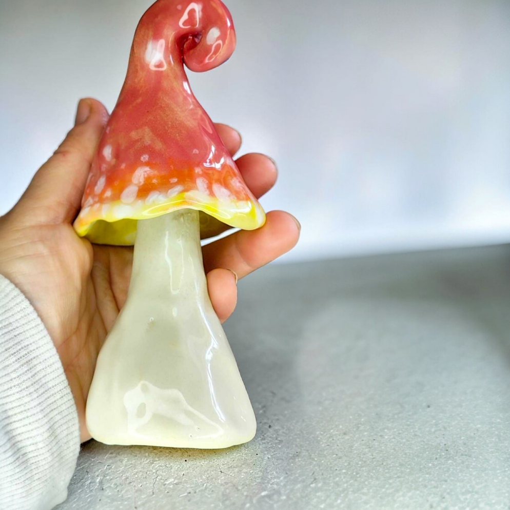 Mesebeli kerámia gomba,fagyálló kivitelben,kerti dekoráció piros színben.15 cm