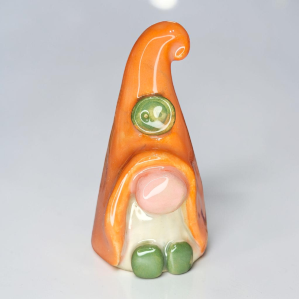 Kézzel készült kerámia manó narancs
