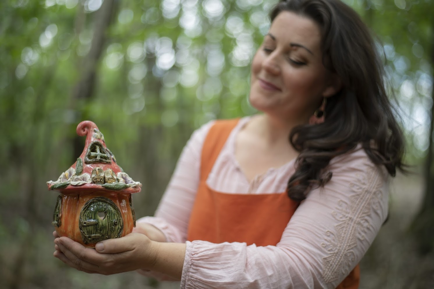 Magic Forest Ceramics-Varázserdei tündérház kézben tartva erdei környezetben
